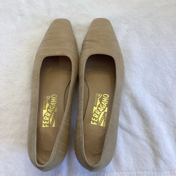 SALVATORE FERRAGAMO Beige Tan closed toe 1" kitten heel sz 7.5 VTG feel shoe - Picture 12 of 14